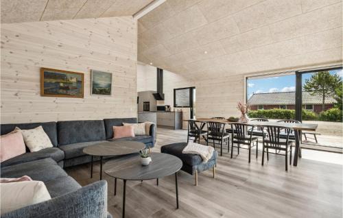 Skaven Strand House | Nice Home In Tarm With Wifi