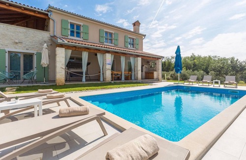 Visnjan House | Nice home in Visnjan with private swimming pool, can be inside or outside