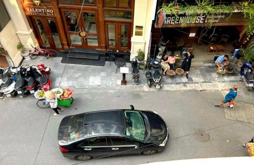 Old Quarter Apartment | Nice room located right next to the Old Quarter Căn phòng nhiều ánh sáng tại ngay gần phố đi bộ Hồ Gươm