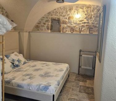 Vallon-Pont-d'Arc House | Nid Minéral - Suite voûtée de charme au cœur de Vallon Pont d'Arc