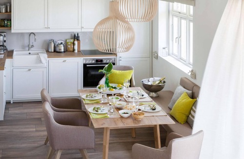 Nieby House | Niedermoor, das Reetdach Doppelhaus für 4-5 Personen mit Romantischem Birkblick