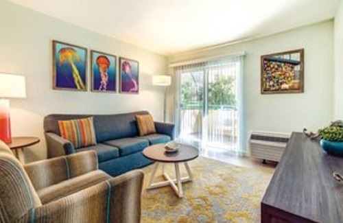 Mission Valley Resort | Nightlife, fine dining, corner cafés & designer boutiques!