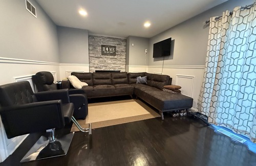 Forestview House | NJB Luxury Rentals in Hazel Crest, IL - Chicagoland - Shared Space in a House.