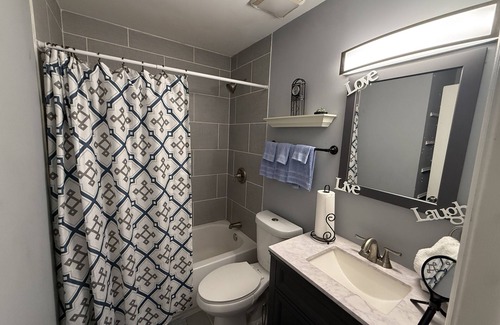 Forestview House | NJB Luxury Rentals in Hazel Crest, IL - Chicagoland - Shared Space in a House.