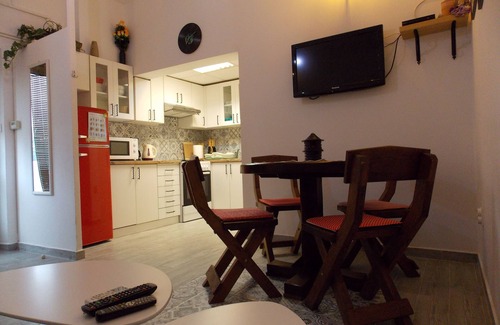 Njivice Apartment | Njivice center, whirlpool, WiFi, SAT TV, air conditioning, pets allowed