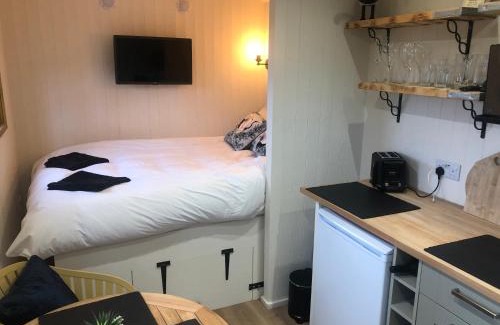 Littlebredy House | No 1 Hut Lane, a cosy Hut, heating, HOT TUB and a magnificent view for 2