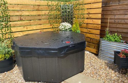 Littlebredy House | No 1 Hut Lane, a cosy Hut, heating, HOT TUB and a magnificent view for 2