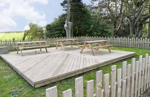 Scarborough Cottage | NO. 2 LOW HALL COTTAGES, pet friendly, with a garden in Scalby