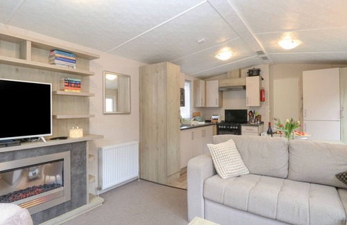 Hopton Cottage | NO 3 FOXBURROW HANG, family friendly, with pool in Belton