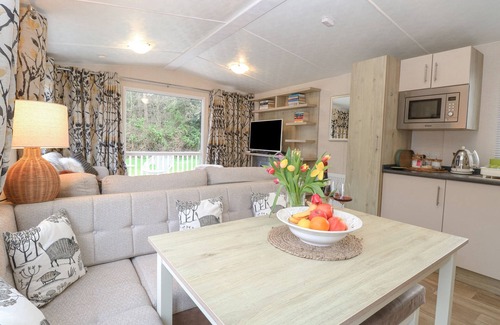 Hopton Cottage | NO 3 FOXBURROW HANG, family friendly, with pool in Belton