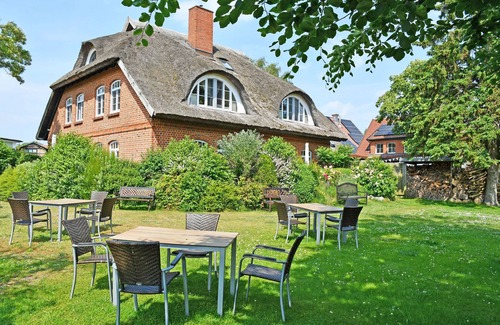 Middelhagen Apartment | No. 5 Holiday apartment - Holiday apartments in the country house on the dike with large garden