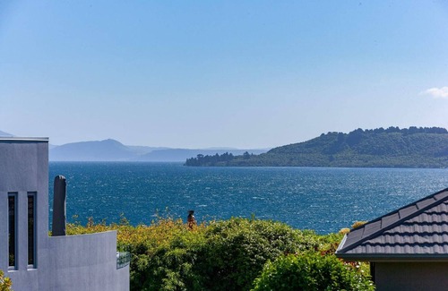 Hilltop House | *No Service Fee* Spectacular Views – Walk to Lake