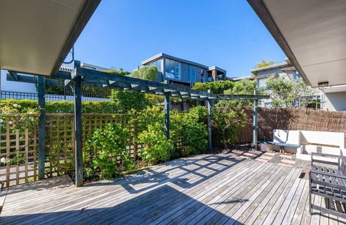 Hilltop House | *No Service Fee* Spectacular Views – Walk to Lake