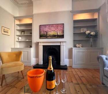 Cheltenham House | No2 Clarence grade II Regency townhouse short walk to racecourse and town centre