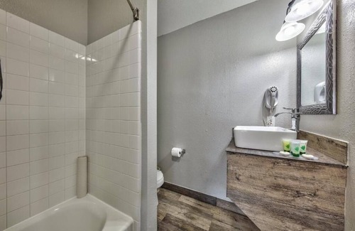 Lakeside Park House | Non-Smoking 2 Queen Room - NS2Q