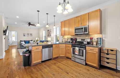 North Center Apartment | North Center King Bed with Ensuite Walkable Highly Rated Blackout Curtains