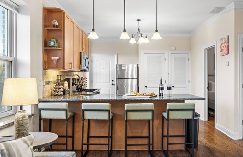 North Center Apartment | North Center King Bed with Ensuite Walkable Highly Rated Blackout Curtains