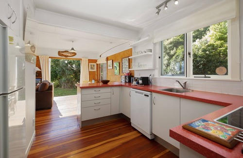 Taupo District Cottage | North Cole Cottage - Hatepe Lake Front Home