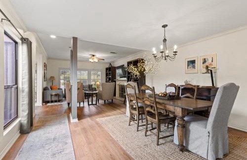 Far North Dallas House | North Dallas Retreat - 3 BR - Spacious Backyard