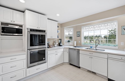 Edgewood Other | North Hill Homestead, 4 BR, king bed, jacuzzi tub, billiard room on 2.5 acres