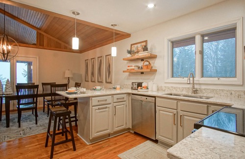 Snowshoe House | North West Ridge 112-1091 - Timber Wolf Lodge Ski Chalet Stunning 4 Br Sanctuary