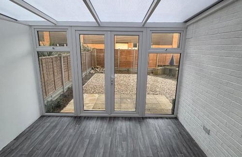 Earls Barton House | Northampton 2 King Bed SKY TV Driveway Earls Barton