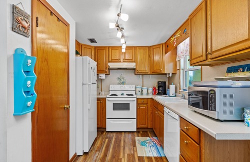 Lakeside By The Gulf House | Nostalgic Beach Cottage.