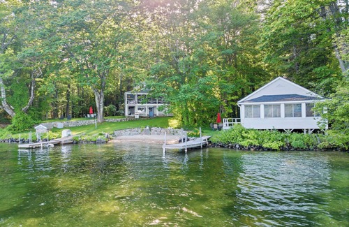 Tuftonboro House | Nostalgic Winter Harbor Wonderland on Lake Winnipesaukee Sleeps 16