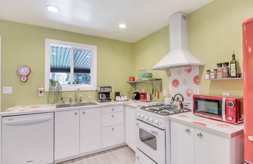 Millcreek Apartment | Nostalgically Retro w/Hot Tub-Exclusive & Private