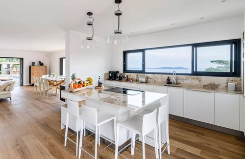 Carqueiranne Villa | Nouveau "côté Mer" Villa D'exception, vue Mer, Piscine, à 4mn de la Plage