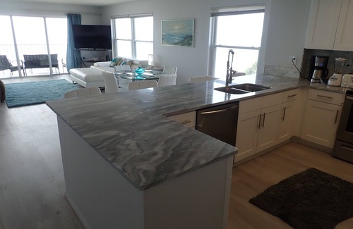 Redington Shores Condo | Nov/Dec/Jan dates Avail! BEACHFRONT CORNER 2/2 w/Jacuzzi and Electric FP!