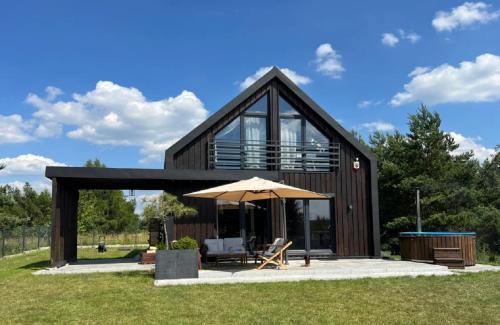 Szczytno House | Nowoczesna stodoła z balią na Mazurach