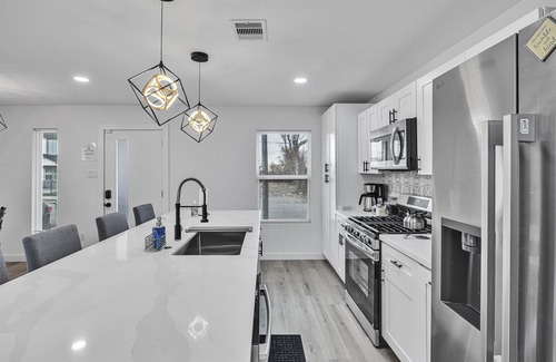 Northside House | Nr DT + Heights | Games | WiFi | Pets | Deck Yard