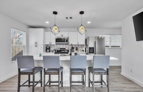 Northside House | Nr DT + Heights | Games | WiFi | Pets | Deck Yard