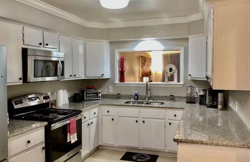 Southgate Apartment | NRG/Med Center Cozy Chic City Condo