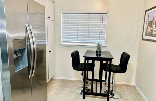 Southgate Apartment | NRG/Med Center Cozy Chic City Condo