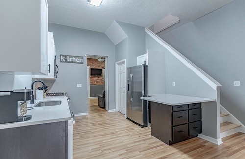 Phoenix Hill House | NuLu Hot Tub Urban Retreat: 2 mins to Downtown/Highlands. 10 mins to Expo/Derby!