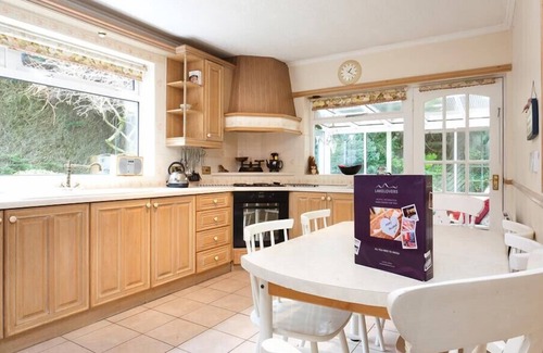 Lakeside House | NUTWOOD, pet friendly, with open fire in Lakeside