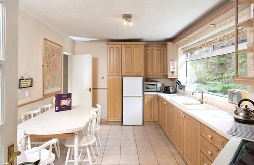 Lakeside House | NUTWOOD, pet friendly, with open fire in Lakeside