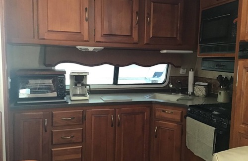 Clay Springs House | Nuviews Glamp Camping.