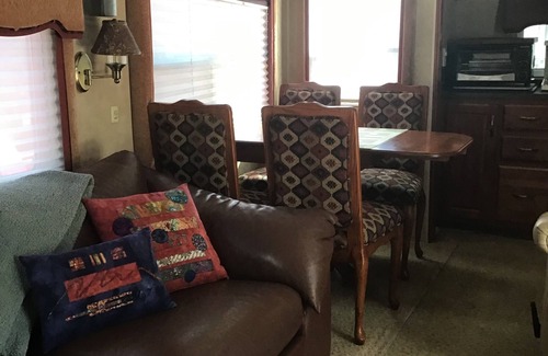 Clay Springs House | Nuviews Glamp Camping.