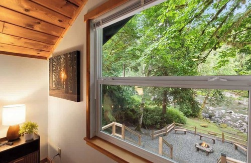 Verlot Cabin | NWPADS-Verlot River Cabin - Hot Tub-Firepit-Beach