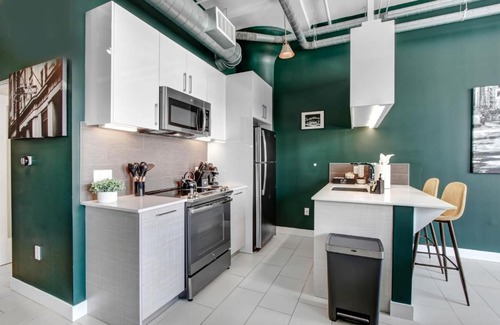 Historic Core Apartment | NYC Styled Loft In DTLA, sleeps 4 with Free Parking!