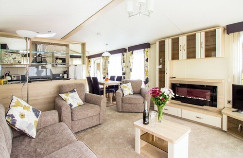 Axminster House | Oak 3 Hot Tub + Private Garden