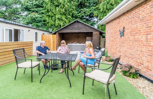 Axminster House | Oak 3 Hot Tub + Private Garden
