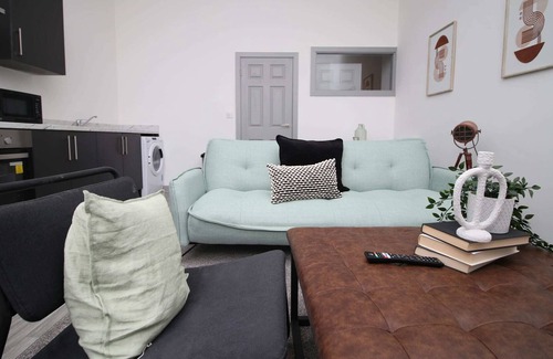 Brierley Hill Apartment | Oak Court by Mia Living spacious 1 bed apartment