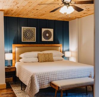 Blowing Rock Apartment | Oak Haven Condo - Downtown Blowing Rock Fully Stocked with 2 King Beds