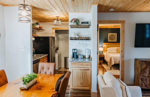 Blowing Rock Apartment | Oak Haven Condo - Downtown Blowing Rock Fully Stocked with 2 King Beds