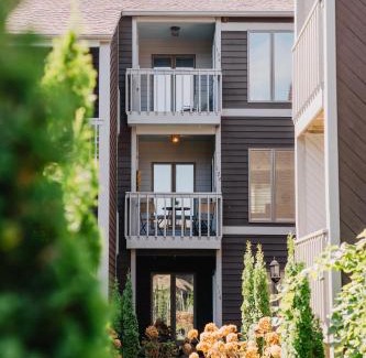 Blowing Rock Apartment | Oak Haven Condo - Downtown Blowing Rock Fully Stocked with 2 King Beds