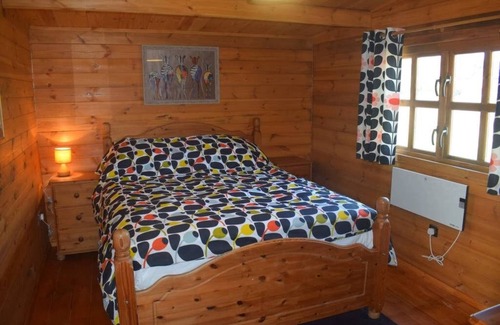 Littlebourne Cabin | 'Oak Lodge' Littlebourne, Canterbury (hot tub)
